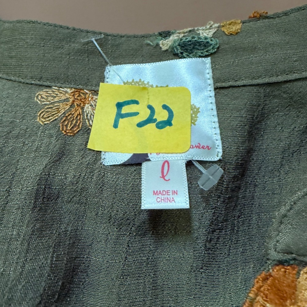 Fig and Flower Olive Green Floral Embroidered Roll Tab Button Down Blouse L NEW - Picture 14 of 14